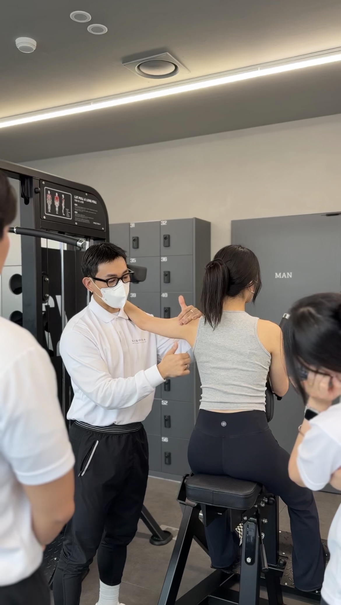 어깨와 팔의 움직임을 시연하며 함께 살펴보는 교육 현장